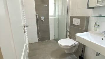 Bruser, hårtørrer, bidet, håndklæder