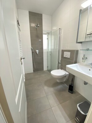 Bruser, hårtørrer, bidet, håndklæder