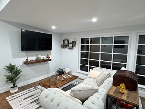 Smart TV, books - Poconos Hideaway: Lakes & Trails by Promised Land (Palmyra Township)