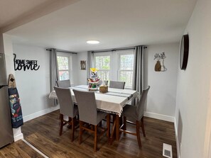 Dining - Poconos Hideaway: Lakes & Trails by Promised Land (Palmyra Township)