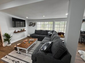 Smart TV, books - Poconos Hideaway: Lakes & Trails by Promised Land (Palmyra Township)