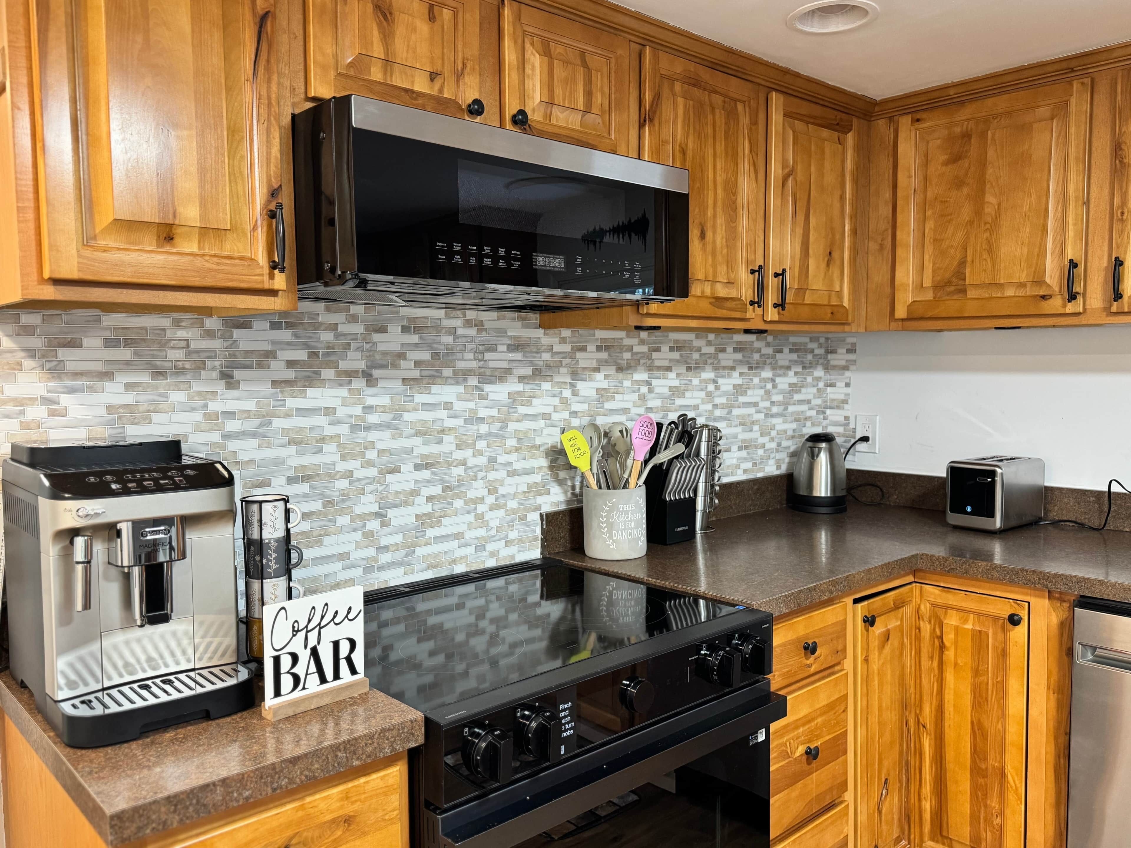 冷蔵庫、電子レンジ、オーブン、コンロ