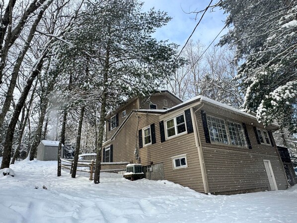 Exterior - Poconos Hideaway: Lakes & Trails by Promised Land (Palmyra Township)