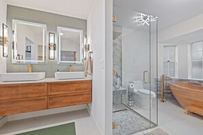 Shower, hair dryer, towels - Luxury Mountain Escape Sleeps 25 • Sauna, Hot Tub, Fire Pits • 5 Star Amenities (Twain Harte)