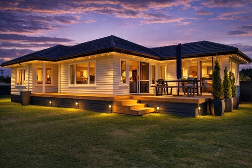 Mango Point – Renovated Family Bach, Big Yard & Boat Parking a minute from Lake