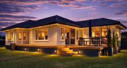 Mango Point – Renovated Family Bach, Big Yard & Boat Parking a minute from Lake