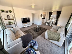 Smart TV - Mango Point – Renovated Family Bach, Big Yard & Boat Parking a minute from Lake (Mangakino)