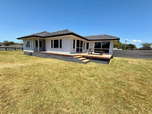 Exterior - Mango Point – Renovated Family Bach, Big Yard & Boat Parking a minute from Lake (Mangakino)