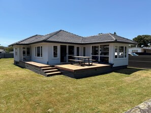 Outdoor dining - Mango Point – Renovated Family Bach, Big Yard & Boat Parking a minute from Lake (Mangakino)