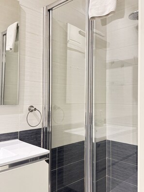 Shower, hair dryer, towels, soap - Downtown Comfortable Apartment Gran Vía | 075 (Madrid)