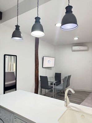 Dining - Downtown Comfortable Apartment Gran Vía | 075 (Madrid)