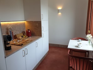 Suite superior, vista a la alberca | Cocina privada