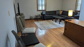 Smart TV, chimenea, libros