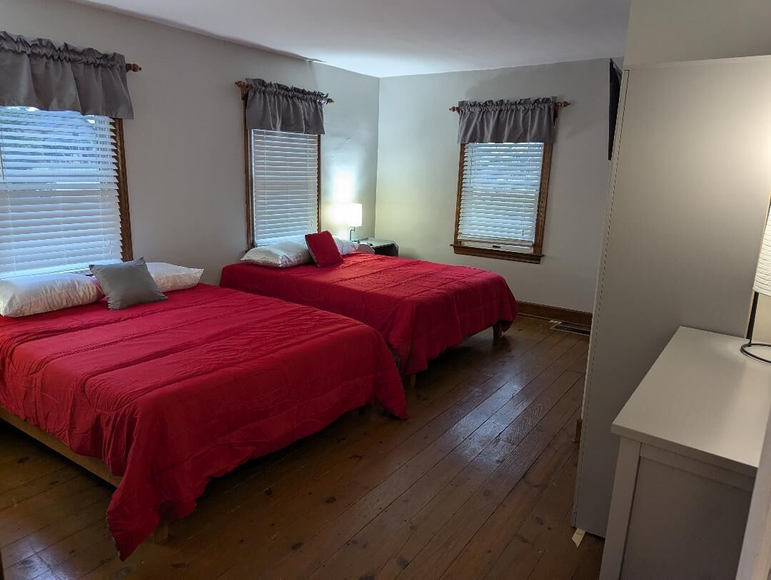 4 habitaciones, escritorio, tabla de planchar con plancha y wifi gratis 