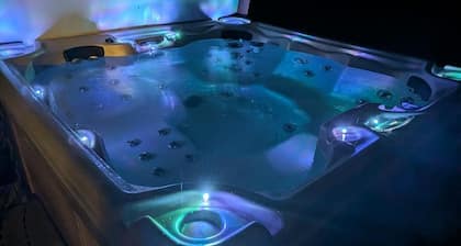 The Manx Manor - Fire Pit - 1.1 Acres - Hot Tub