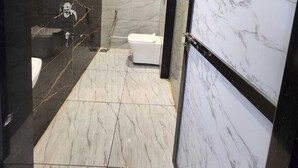 Shower, slippers, bidet, towels - Hotel Shree Sanwaliya (Ujjain)