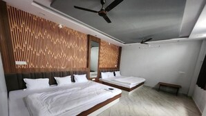 In-room safe, blackout curtains, soundproofing, free WiFi - Hotel Shree Sanwaliya (Ujjain)