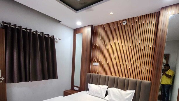 In-room safe, blackout curtains, soundproofing, free WiFi - Hotel Shree Sanwaliya (Ujjain)