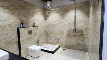 Studio Familial, vue ville | Salle de bain | Douche, chaussons, serviettes fournies, savon