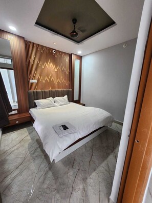 Classic Double Room | In-room safe, blackout drapes, soundproofing, free WiFi - Hotel Shree Sanwaliya (Ujjain)