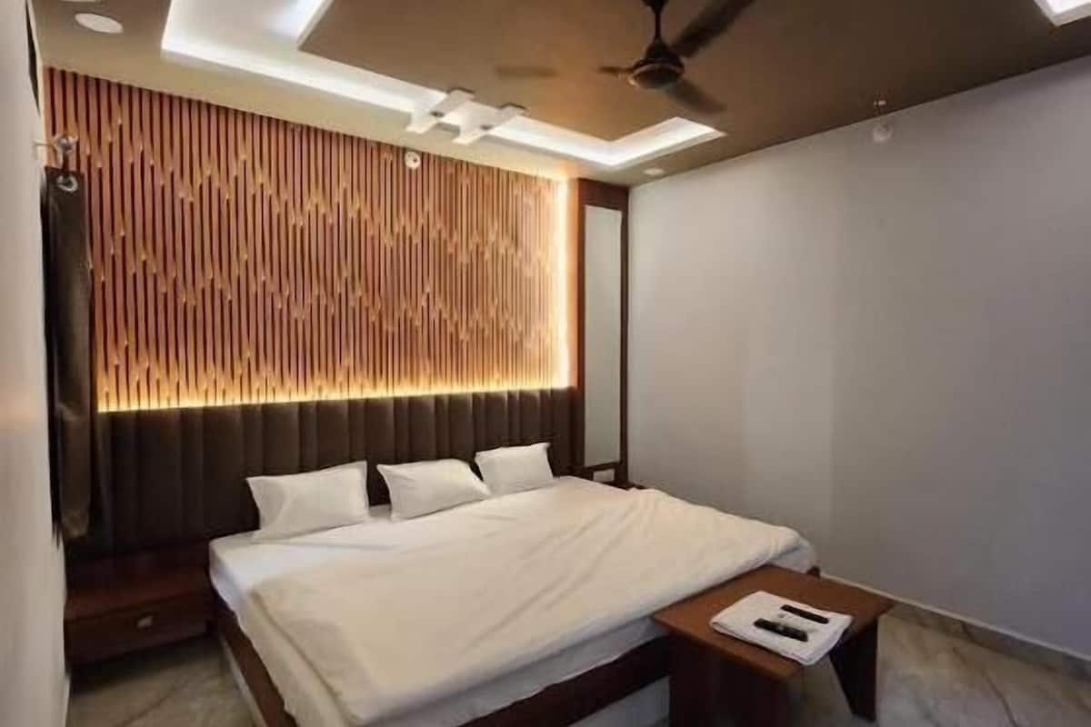 Deluxe Double Room, City View | In-room safe, blackout curtains, soundproofing, free WiFi