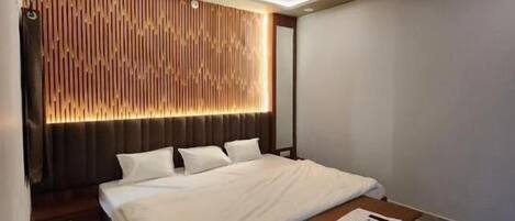 Deluxe Double Room, City View | Peti besi dalam bilik, langsir/tirai gelap terus, kalis bunyi