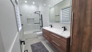 Shower, hair dryer, towels, soap - Evening Glory on the Lake: Luxury Getaway (Yarker)