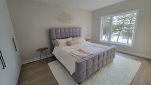 3 bedrooms, desk, iron/ironing board, WiFi (free)