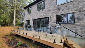 Terrace/patio - Evening Glory on the Lake: Luxury Getaway (Yarker)