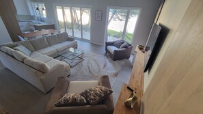 TV, fireplace