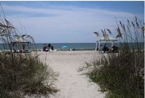 Beach - HHI Beach Retreat - Renovated & Ready to Relax (Hilton Head Island)
