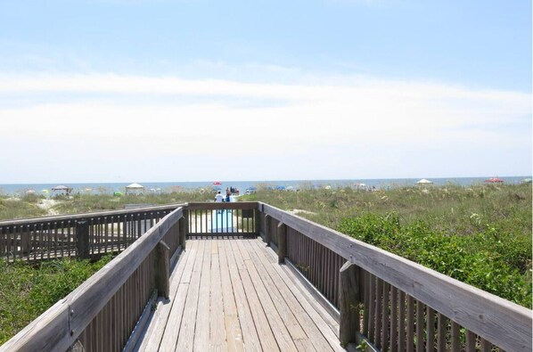 Property grounds - HHI Beach Retreat - Renovated & Ready to Relax (Hilton Head Island)