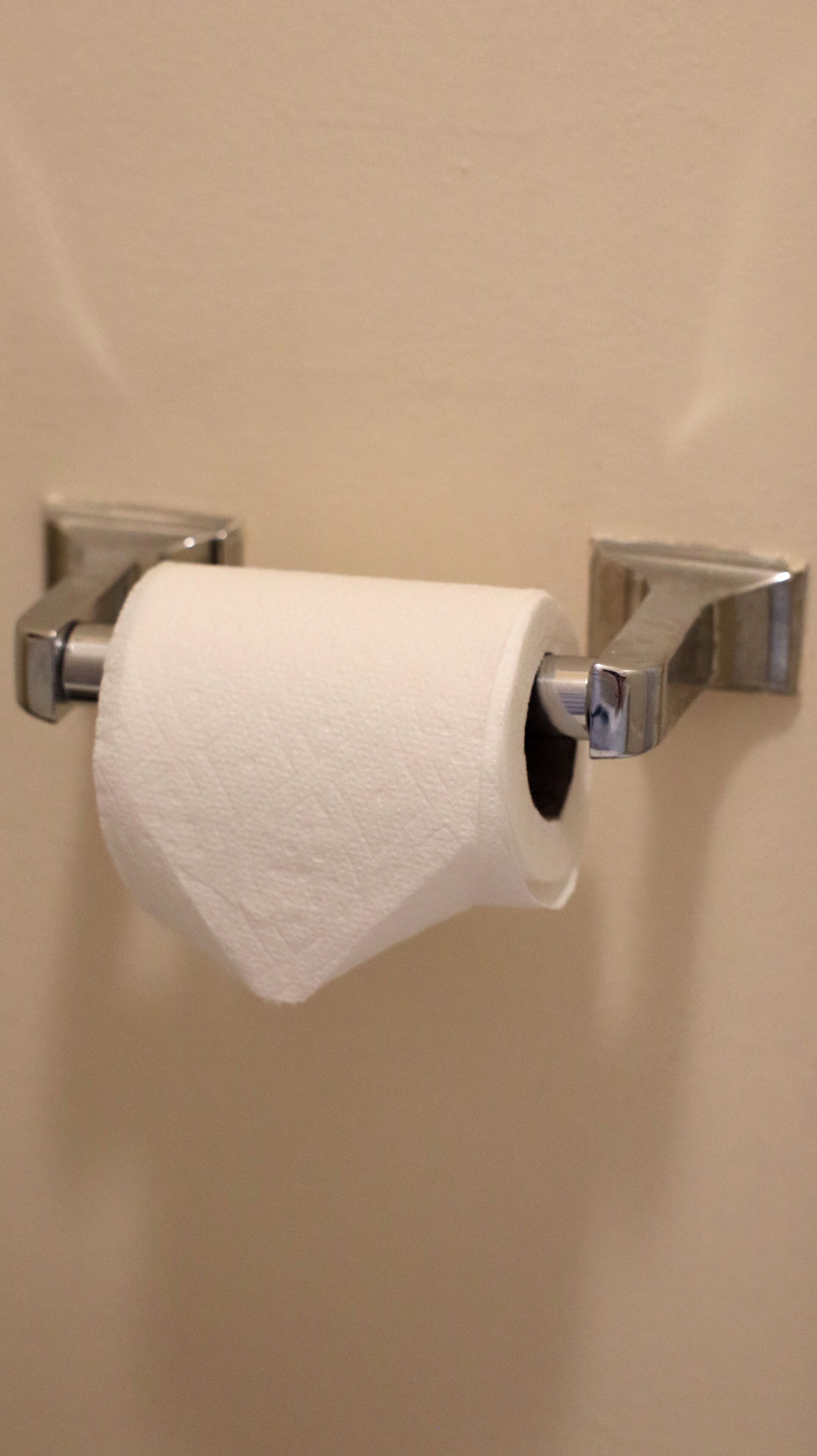 Um rolo de papel higiênico fixado na parede.