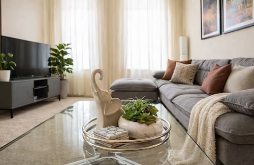 Top 10% Rated Soulard Stay: 4 mins to Busch Stadium & Walk to Soulard Market