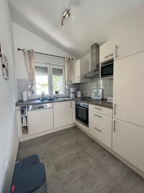 Køleskab, ovn, kogeplade, opvaskemaskine