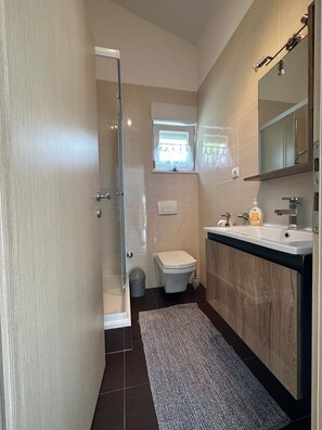 Douche, sèche-cheveux, serviettes fournies, savon
