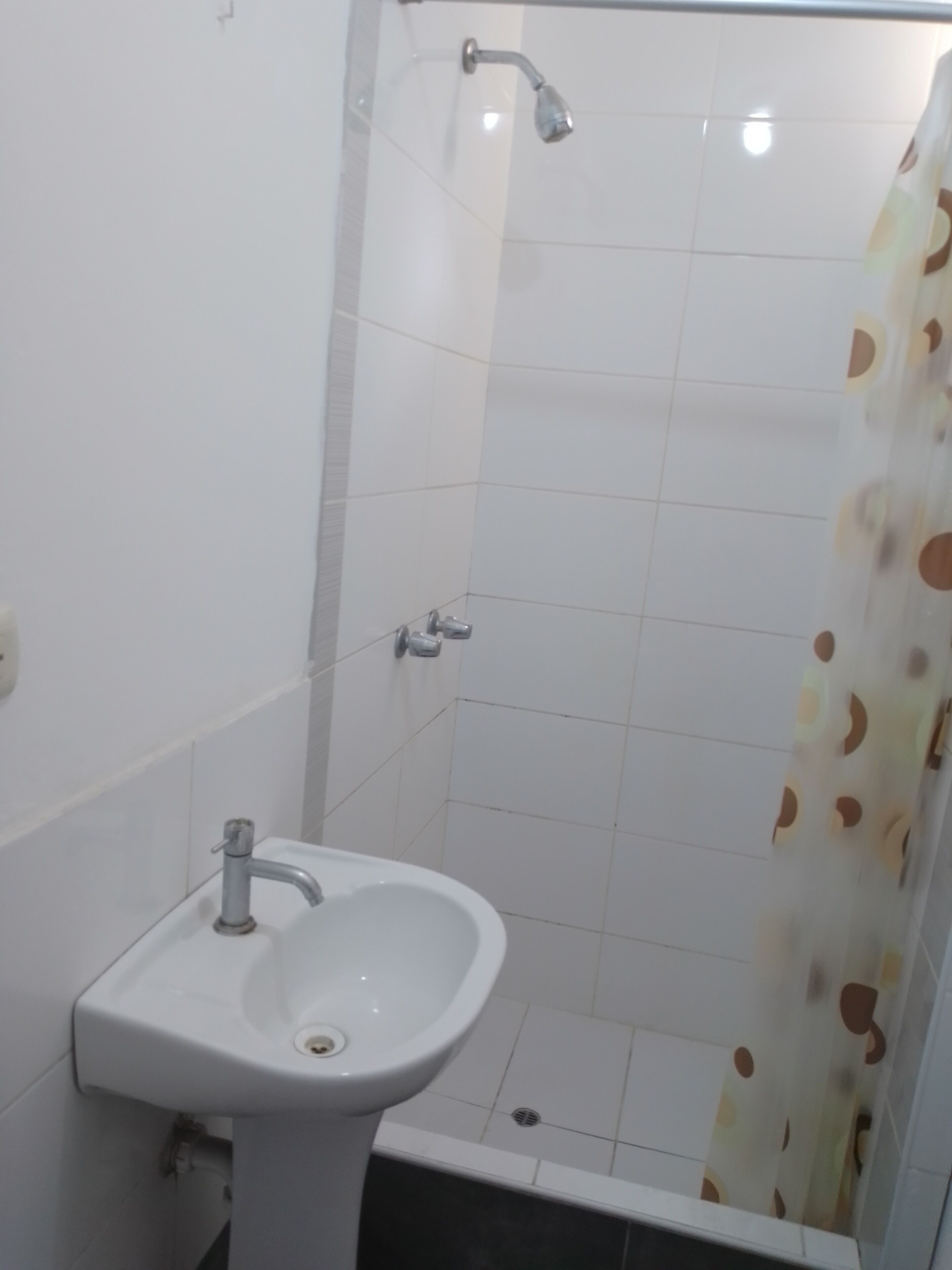 Regadera, toallas, jabón, papel de baño 