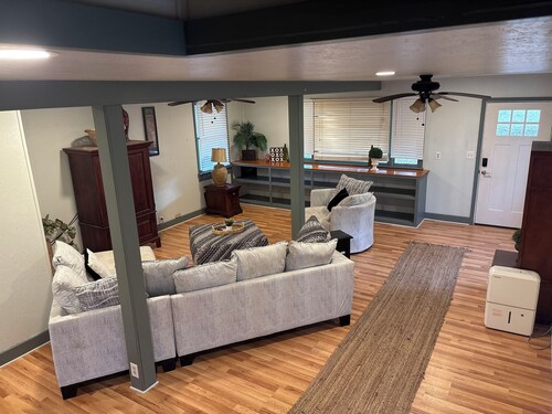 The Driftwood Cozy Cottage! A mile from the lake.