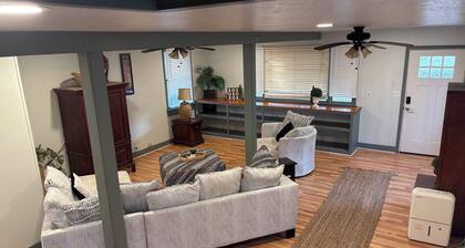 The Driftwood Cozy Cottage! A mile from the lake.