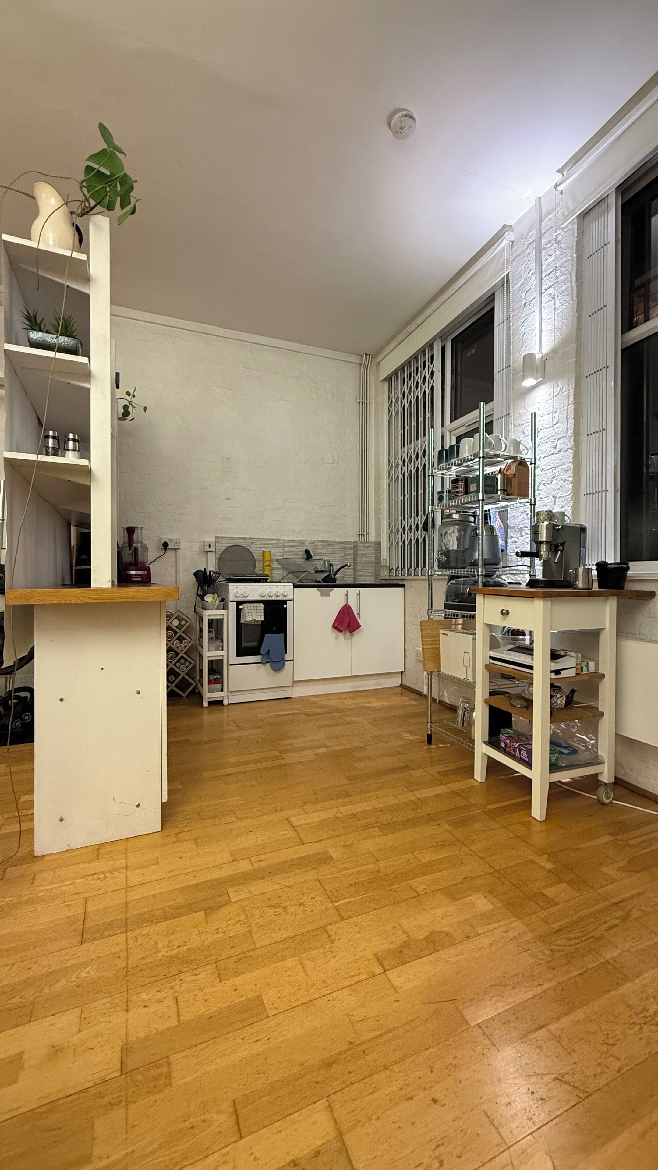 Fridge, oven, stovetop, coffee/tea maker
