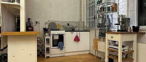 Fridge, oven, stovetop, coffee/tea maker