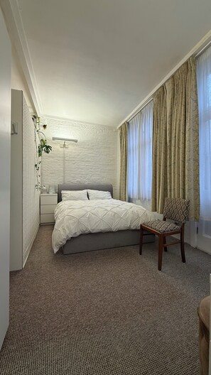 2 habitaciones, escritorio, tabla de planchar con plancha y wifi gratis 