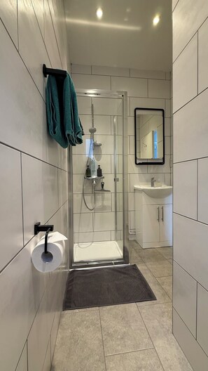 Shower, hair dryer, towels, soap - Split-level Warehouse Conversion with gym equipment. Kings X Camden Regents Park (London)