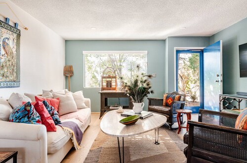 Lovely Dog Friendly 3-bedroom house with AC in Santa Susana area of Simi Valley