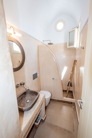 Villa de lujo, 2 habitaciones, alberca privada | Baño | Amenidades de baño gratuitas, secadora de cabello, batas, pantuflas 