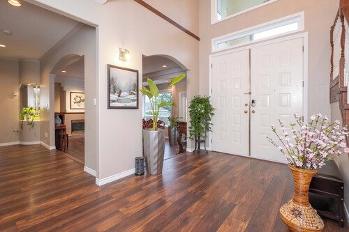 Cozy Surrey Home Near Central City & SkyTrain