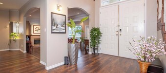 Cozy Surrey Home Near Central City & SkyTrain