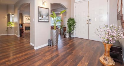 Cozy Surrey Home Near Central City & SkyTrain