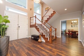 Interior - Cozy Surrey Home Near Central City & SkyTrain (Surrey)