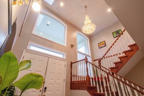 Interior - Cozy Surrey Home Near Central City & SkyTrain (Surrey)